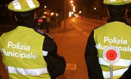 Causa l'incidente e poi scappa, nei guai 23enne