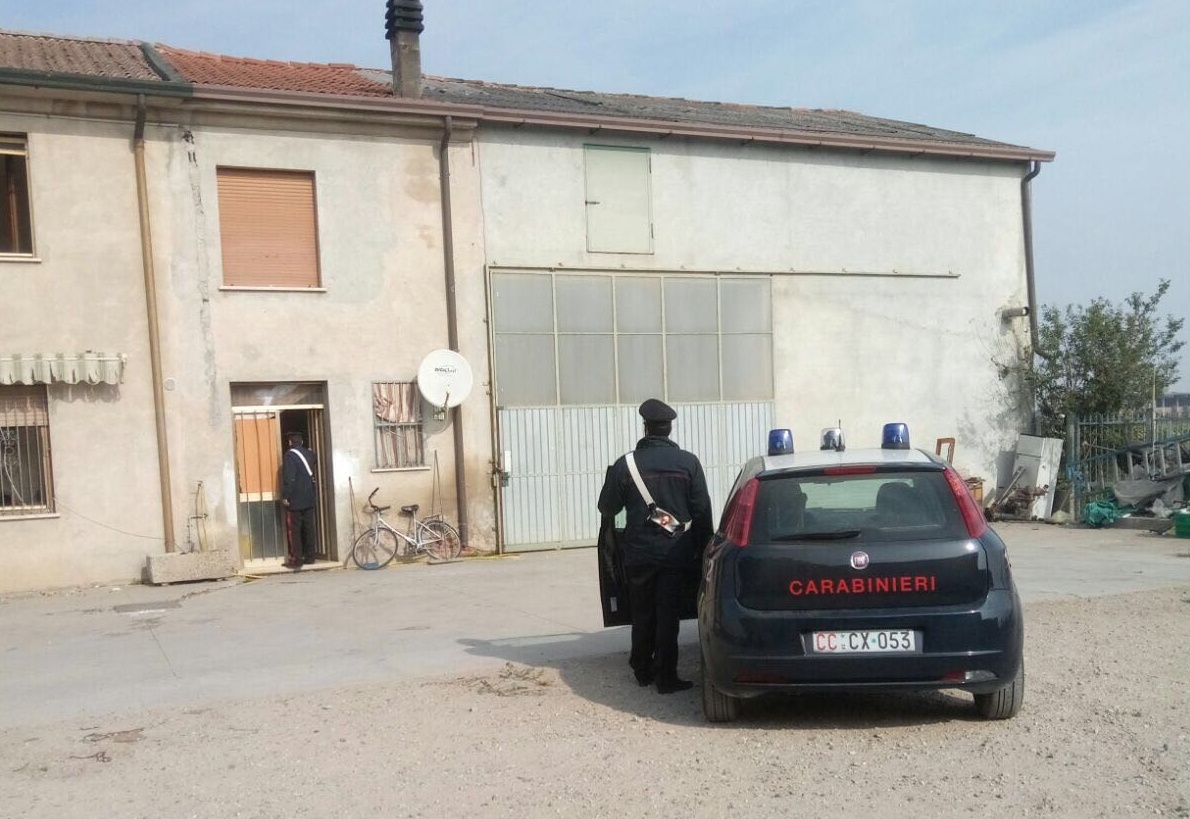 Controllato capannone con stranieri irregolari