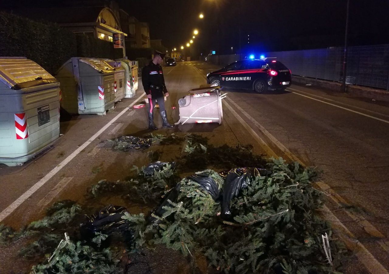 Dà in escandescenze e mette sottosopra una via: arrestato