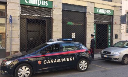Deruba due studentesse e poi si scaglia contro gli agenti
