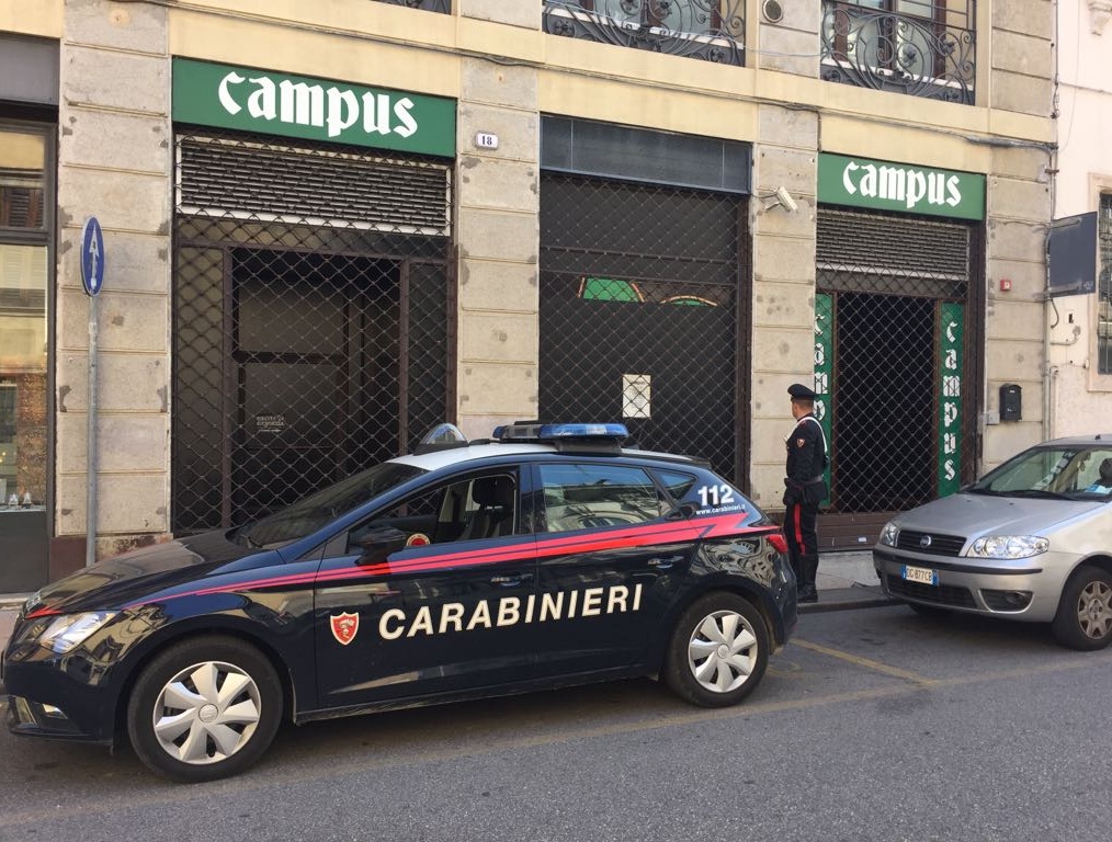 Deruba due studentesse e poi si scaglia contro gli agenti