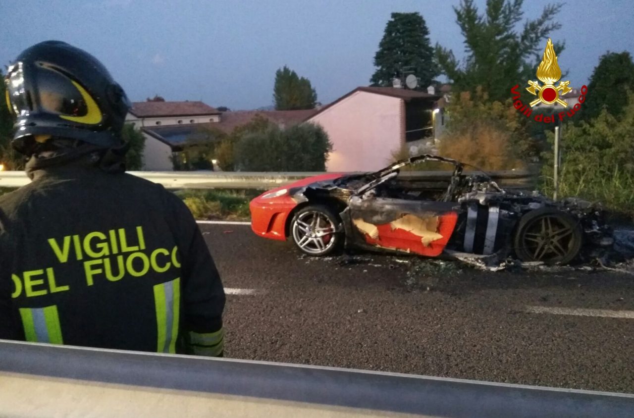 Ferrarri andata a fuoco: le immagini