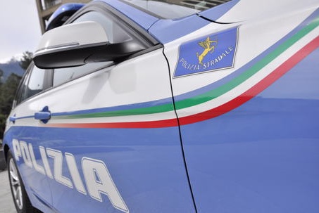 Fugge dalla stradale perché senza assicurazione, preso grazie a Facebook