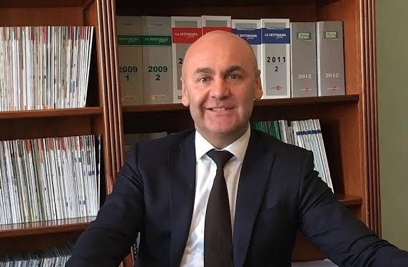 Gemelli diversi, Canazza assomiglia a…