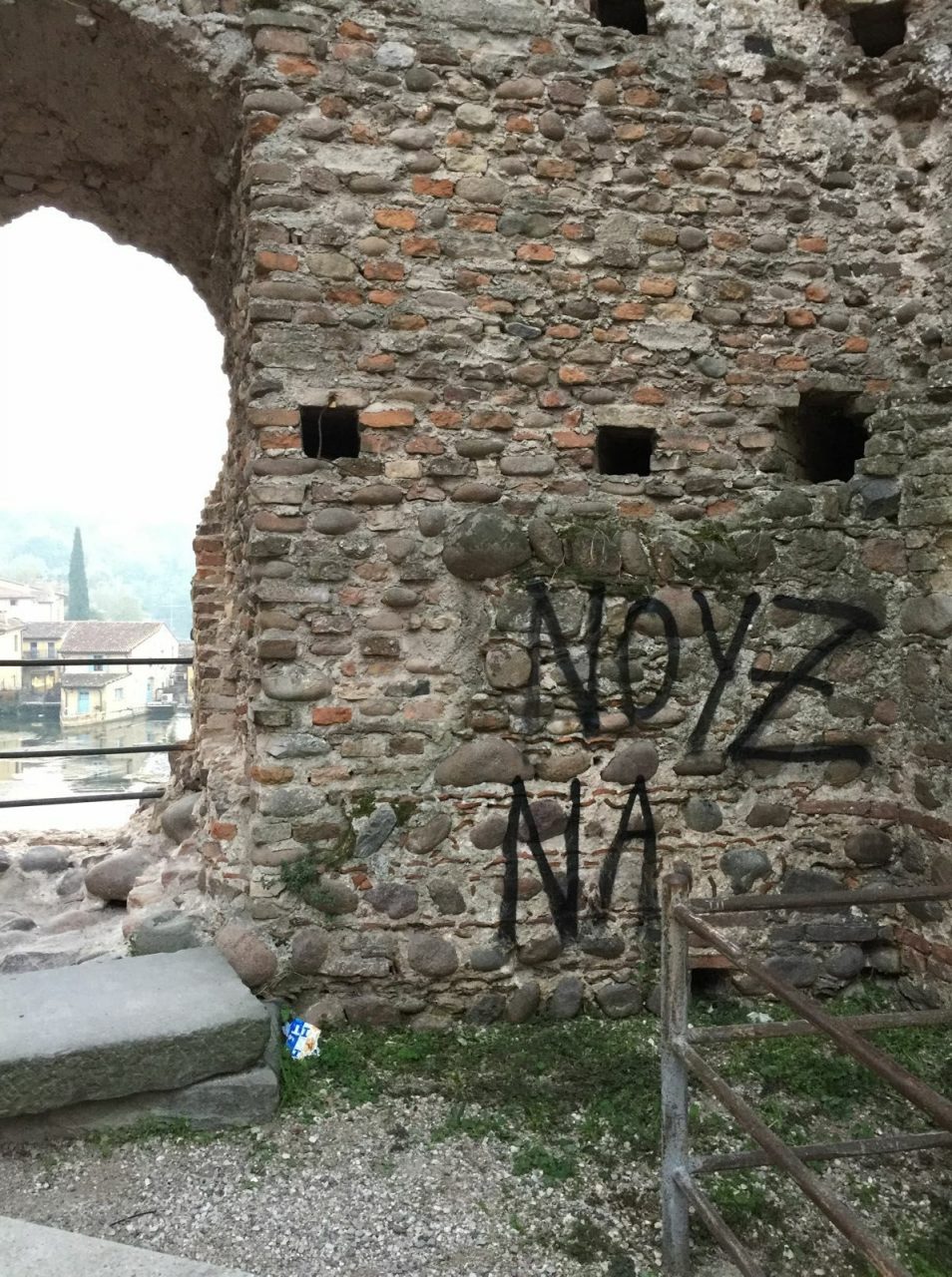 Imbrattato Ponte Visconteo: “caccia” ai colpevoli