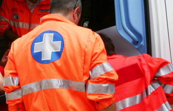 Incidente col motorino, giovane riporta fratture multiple