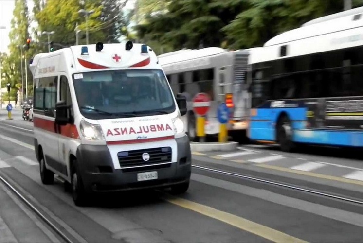 Motociclista centra pedone, una persona in ospedale