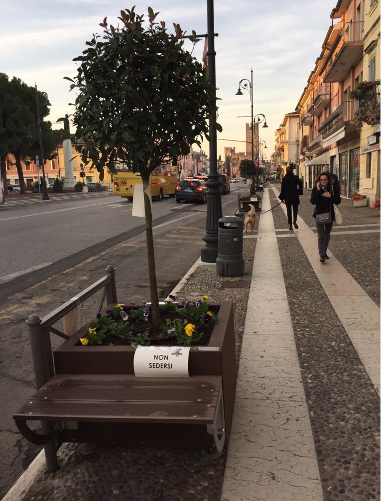 Posizionate le nuove panchine lungo corso Vittorio Emanuele II