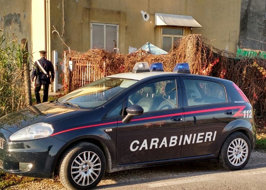 Prova a darsi fuoco, salvato dai Carabinieri