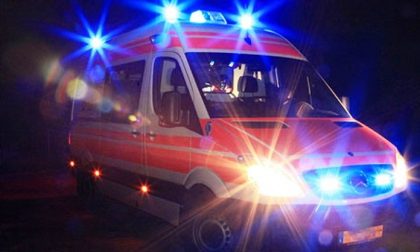 Perde il controllo dell'auto e si schianta contro il guard rail