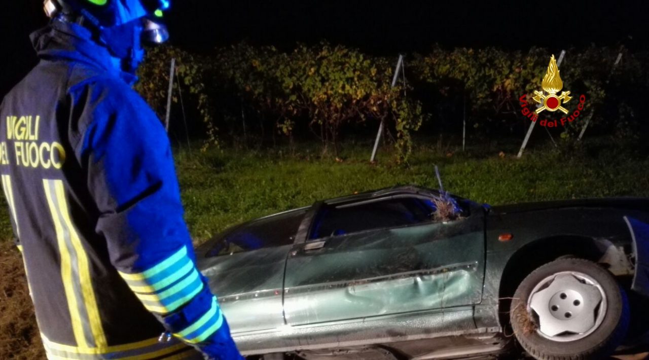 Tragico incidente nella notte, muore un 22enne