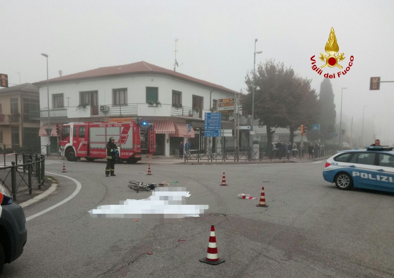 Schiacciata da un tir mentre era in bici, muore una 67enne