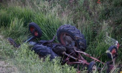 Si ribalta col trattore e finisce all'ospedale