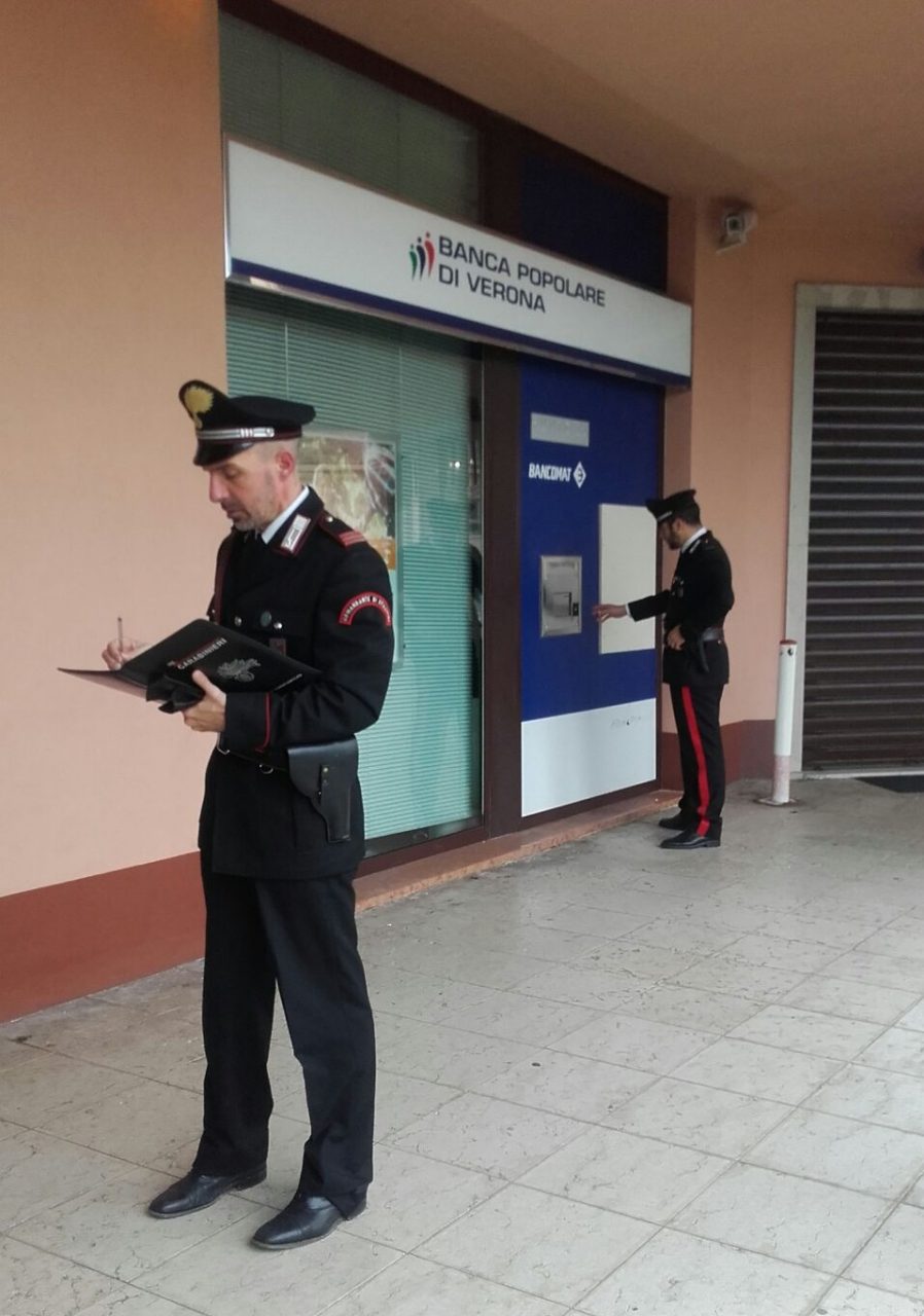 Sommacampagna, tentano di far saltare il bancomat