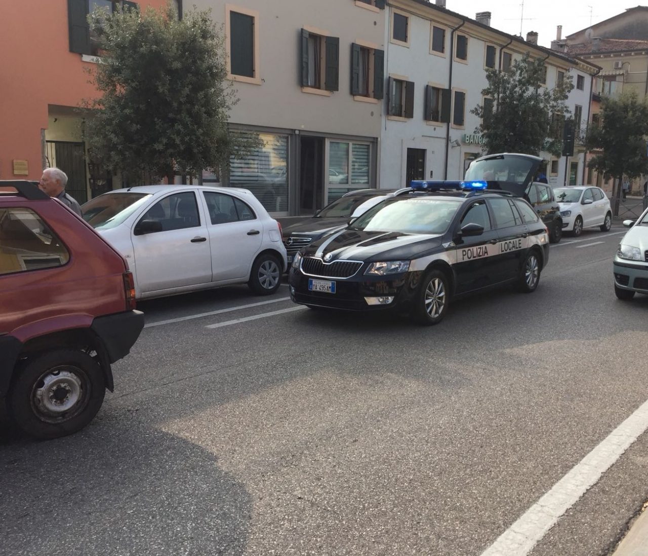 Tamponamento in via Bixio, coinvolte tre auto