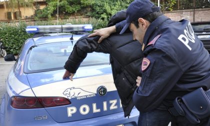 Tenta di dare alle fiamme un'auto, un residente lo fa arrestare