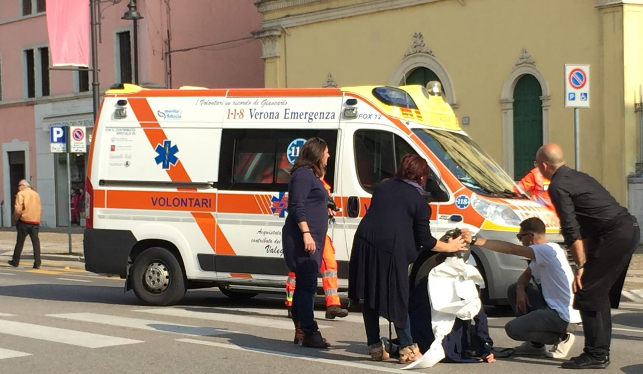 VILLAFRANCA, DONNA TRAVOLTA SULLE STRISCE