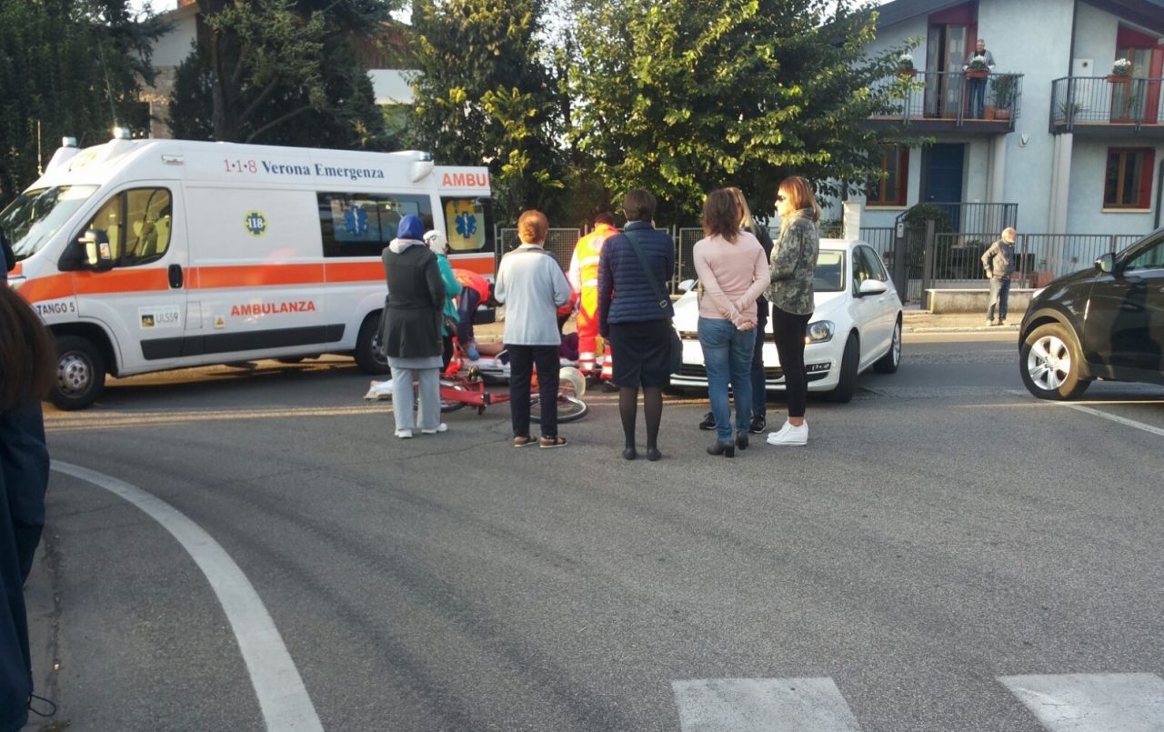 Villafranca, auto investe bici in via Magenta