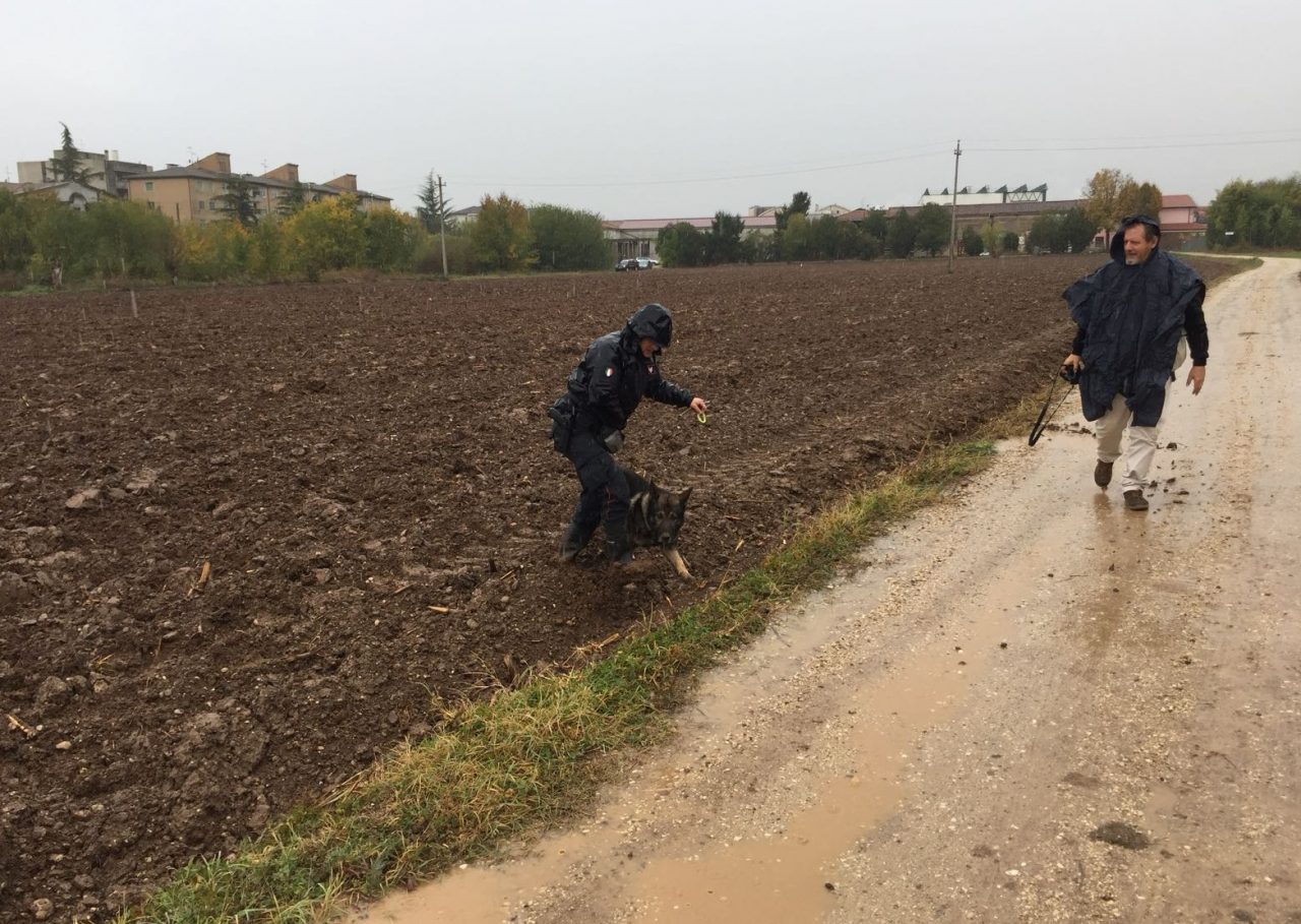 CADAVERE NEL CAMPO: EMERGONO NUOVI RESTI