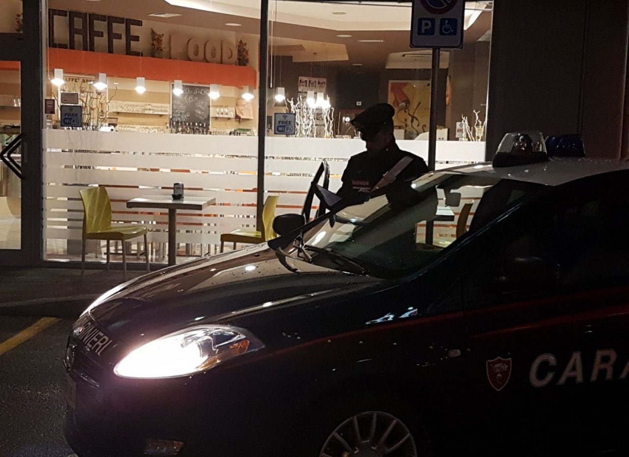 Calci, pugni e morsi ai Carabinieri: arrestata