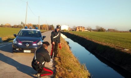 Carabinieri estraggono persona da auto finita in un canale