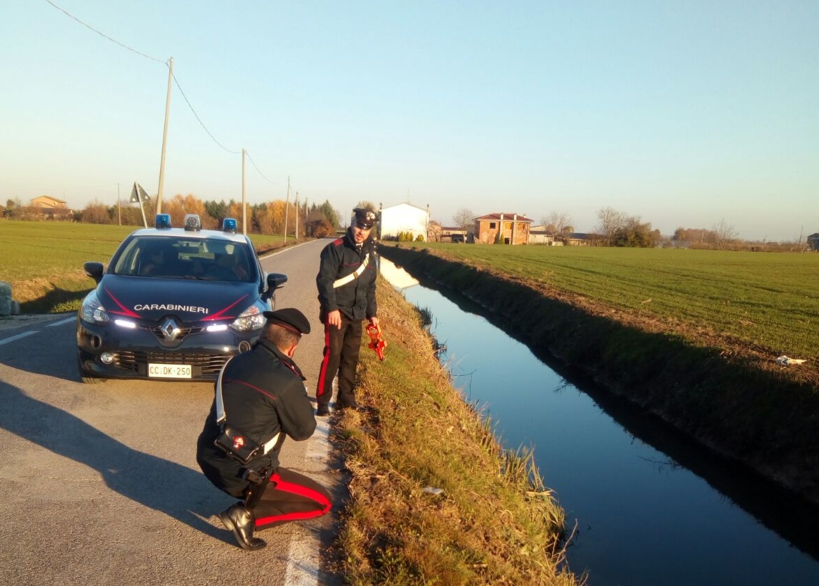 Carabinieri estraggono persona da auto finita in un canale