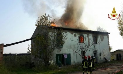 Casale distrutto da un incendio a Belfiore. LE IMMAGINI