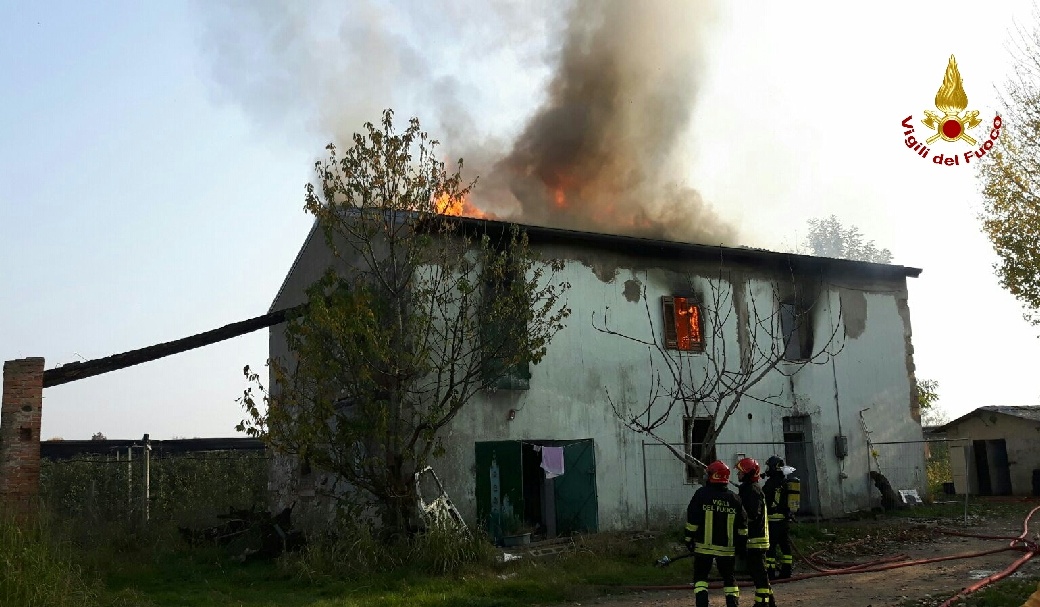 Casale distrutto da un incendio a Belfiore. LE IMMAGINI