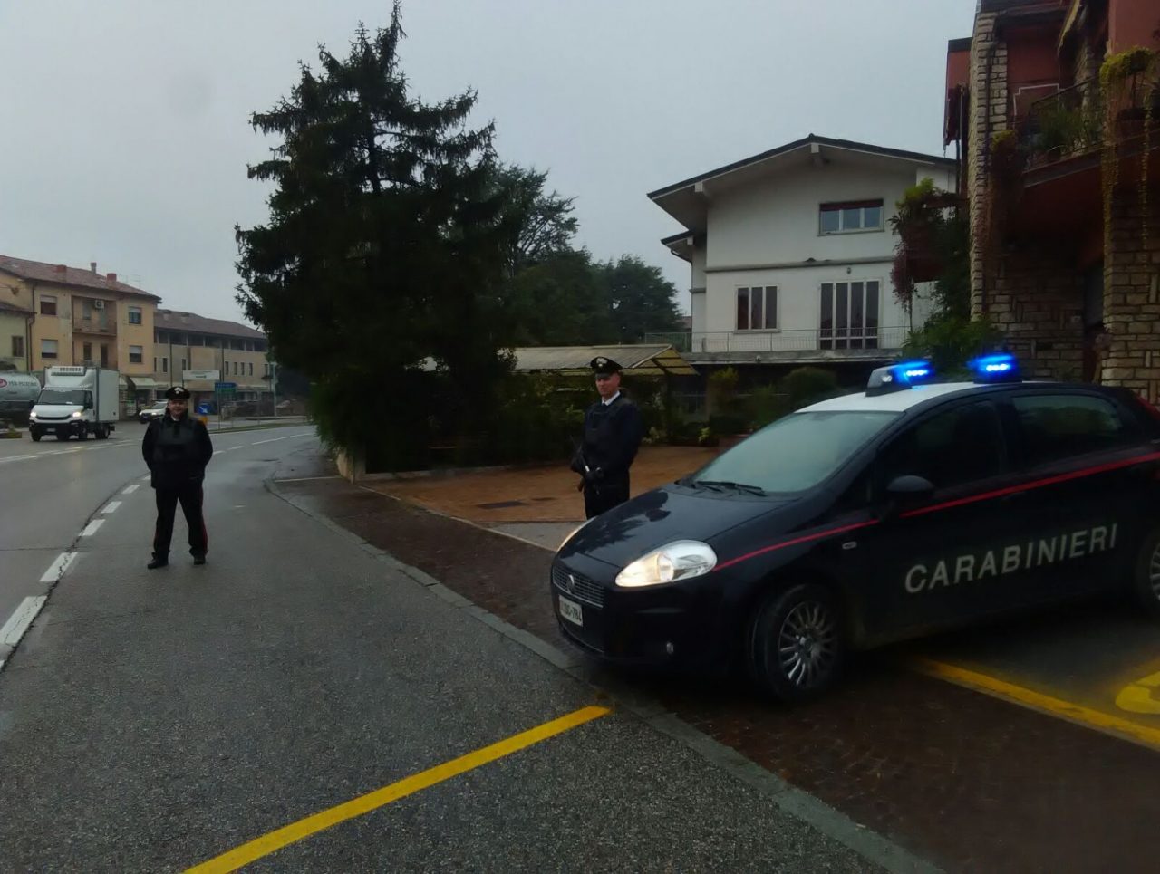 Evade dai domiciliari e torna… ai domiciliari
