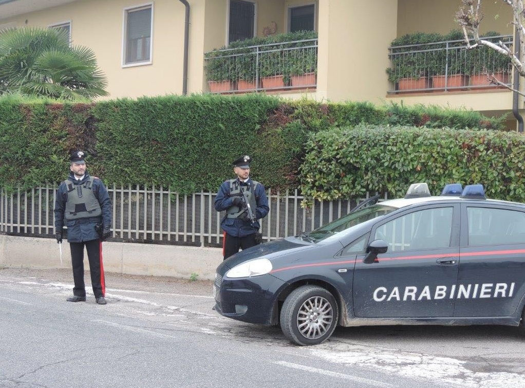 Furto in abitazione a Isola: proprietario minacciato