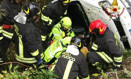 Incidente sulla ss 434, due auto finite nella scarpata. LE IMMAGINI