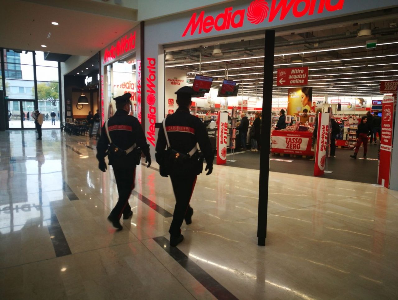 Ruba un IPhone da Adigeo, arrestata una ragazza