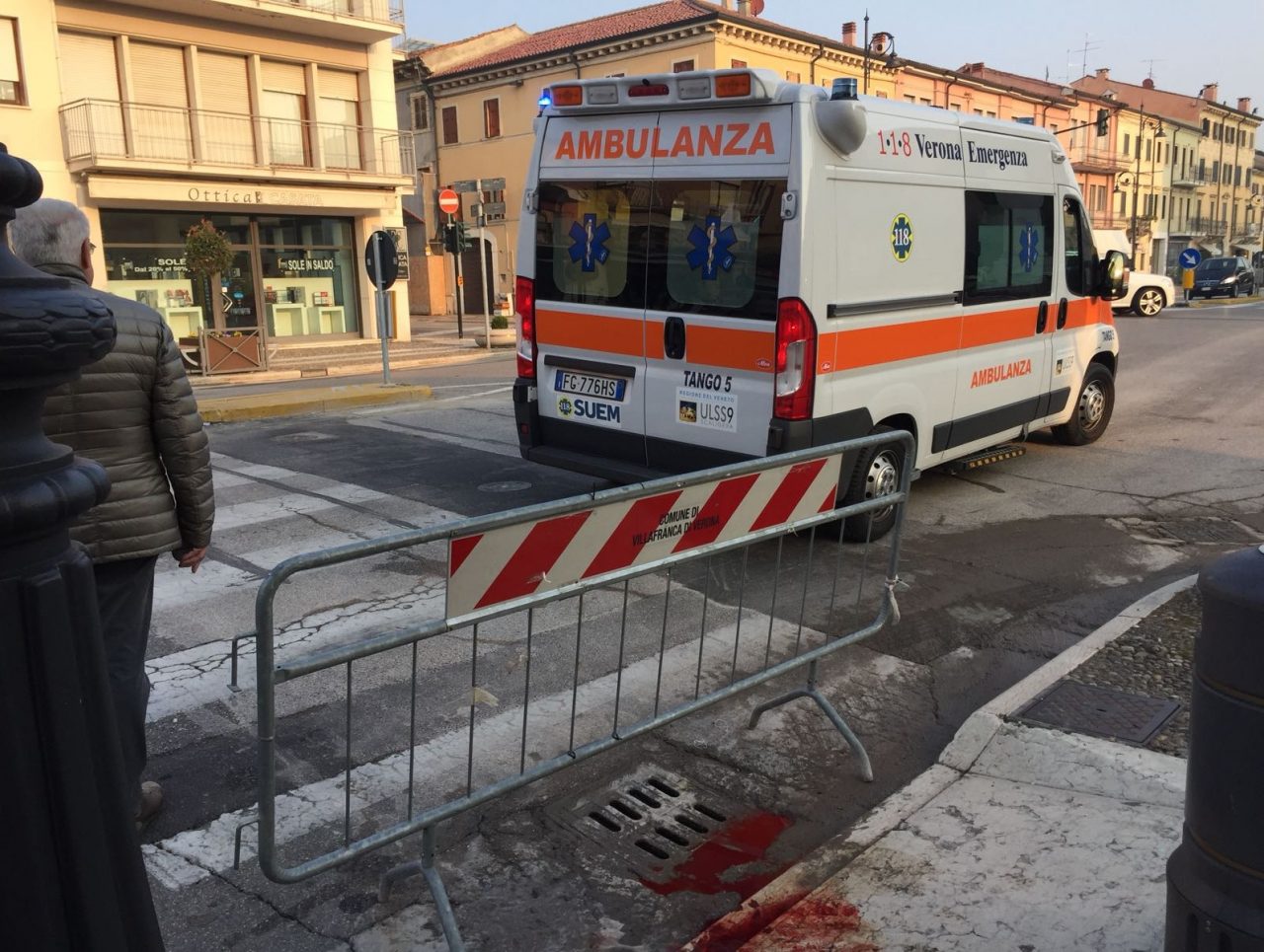 Scivola sul marciapiede, villafranchese ferito seriamente