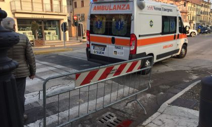 Scivola sul marciapiede, villafranchese ferito seriamente