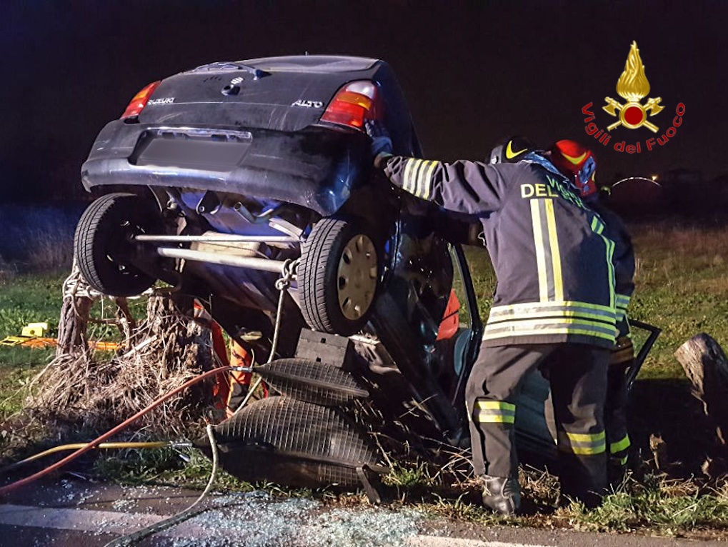 Sommacampagna, 23enne perde il controllo e finisce fuori strada