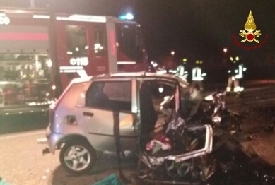 Tragedia nella notte, morte tre persone in un incidente