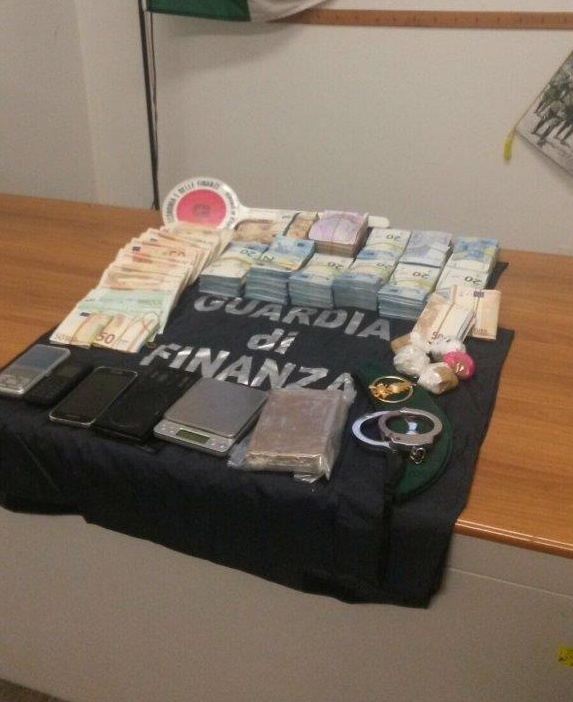 Arrestato spacciatore, aveva 140mila euro in contanti