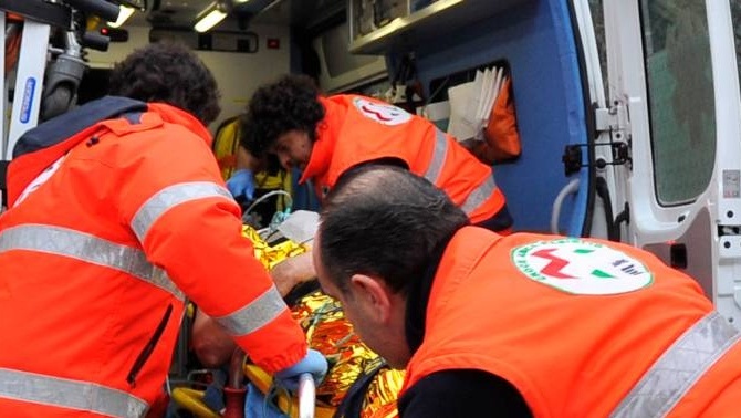 Auto si ribalta in Tangenziale Ovest: un ferito