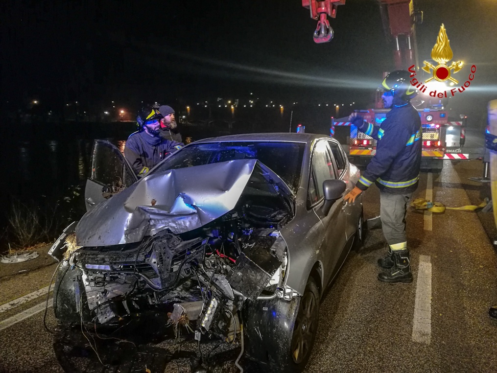 Auto sulla riva dell’Adige: il video del recupero