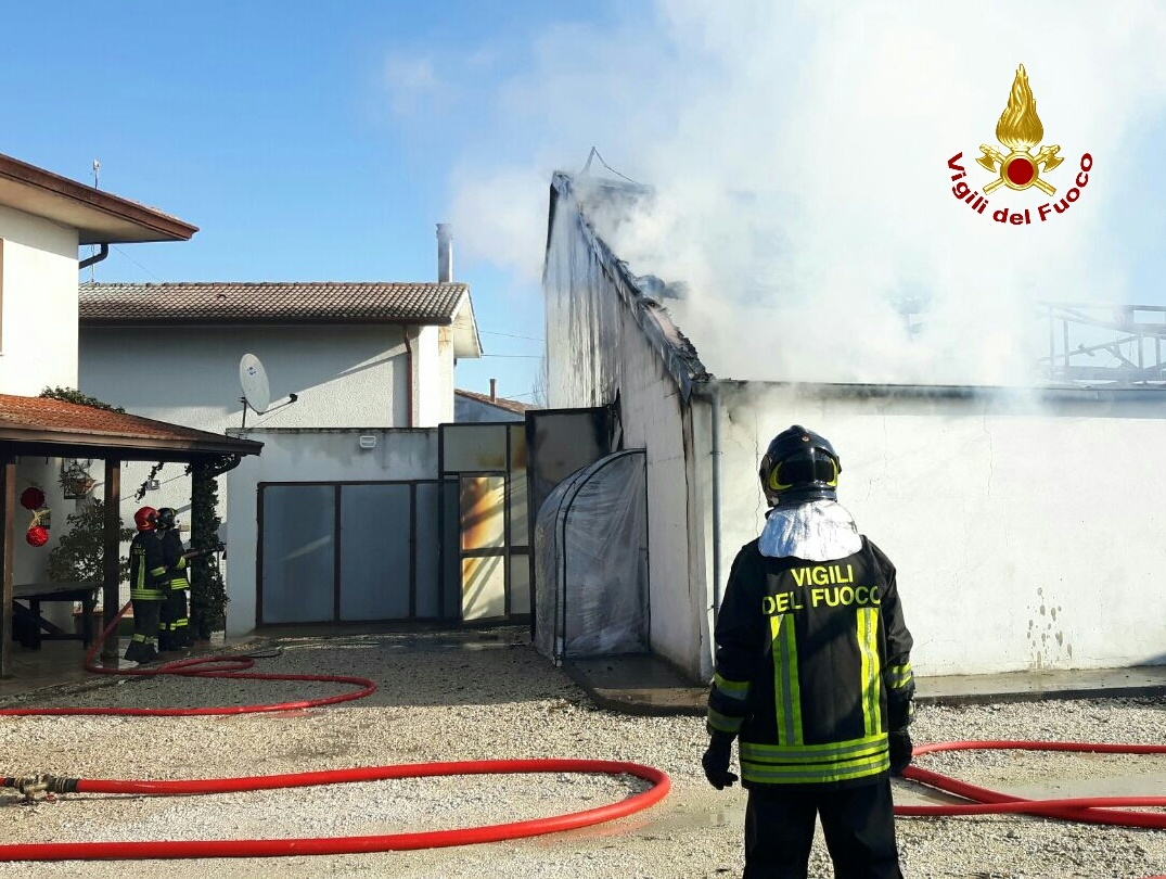 Capannone in fiamme a Begosso. IMMAGINI E VIDEO