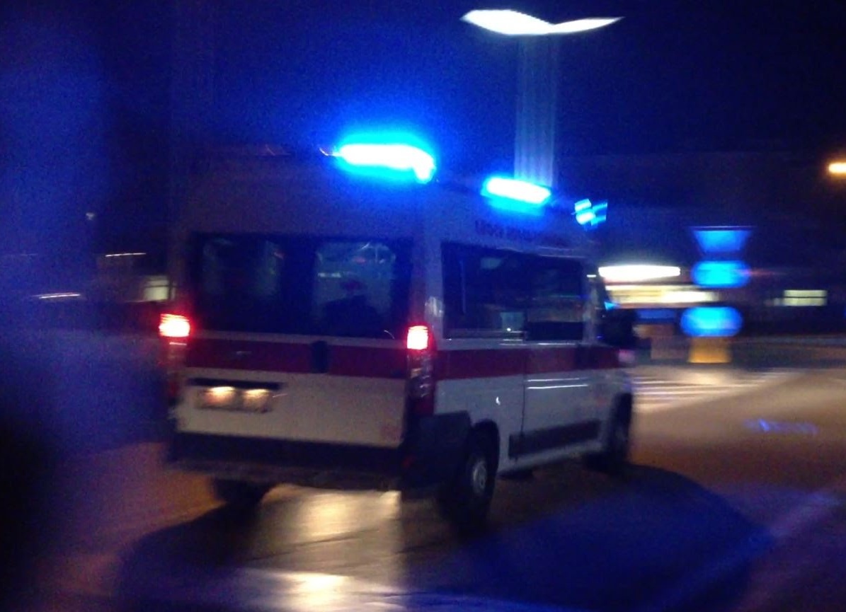 Si scontra con un pedone, grave un motociclista