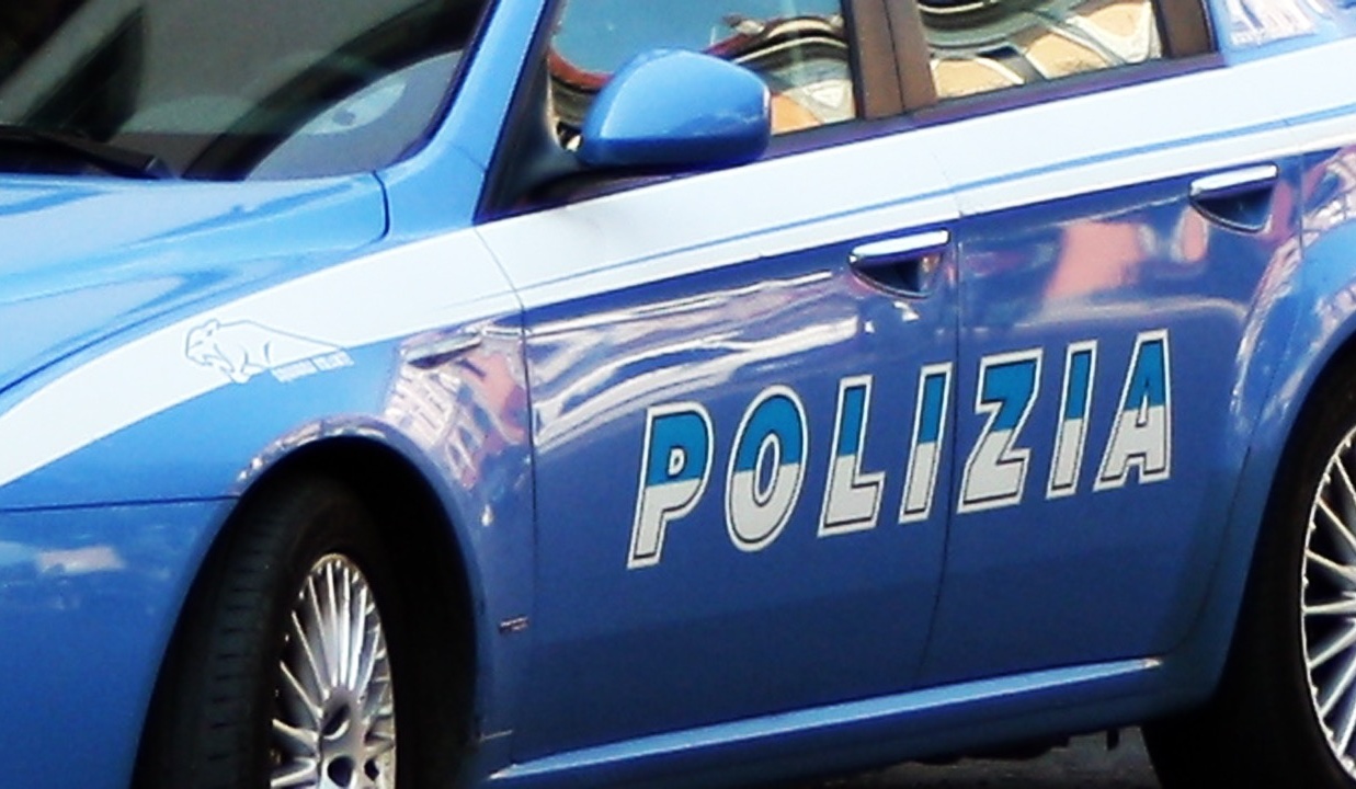 Ricercato per furto e rapina viene arrestato all’uscita del bar