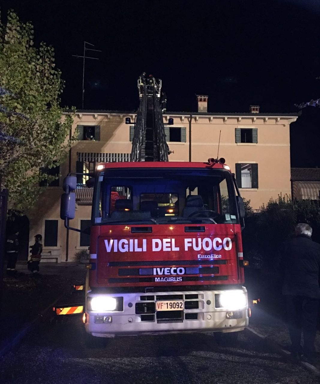 Pompieri al lavoro per incendio in abitazione. LE IMMAGINI