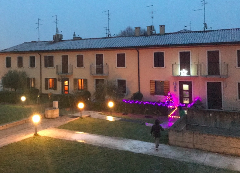 Primi tetti imbiancati: è arrivata la neve