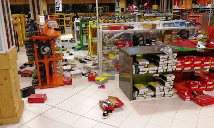 Scoperto a rubare in negozio, lancia scarpe contro i Carabinieri
