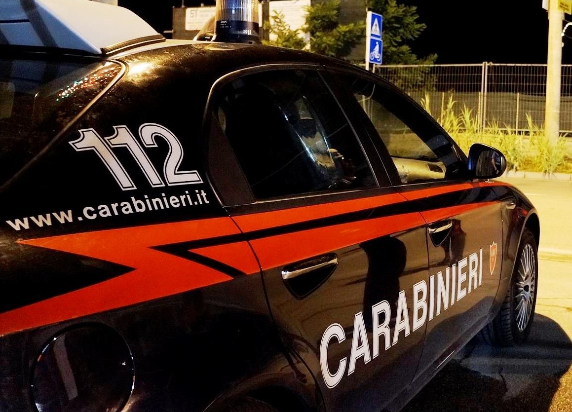Si finge un poliziotto ed entra nel centro d’accoglienza
