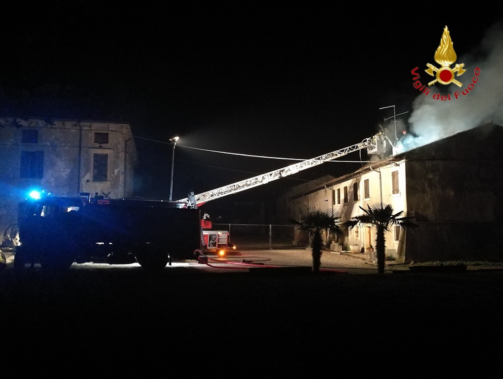 Sona, ancora un’abitazione in fiamme. FOTO E VIDEO