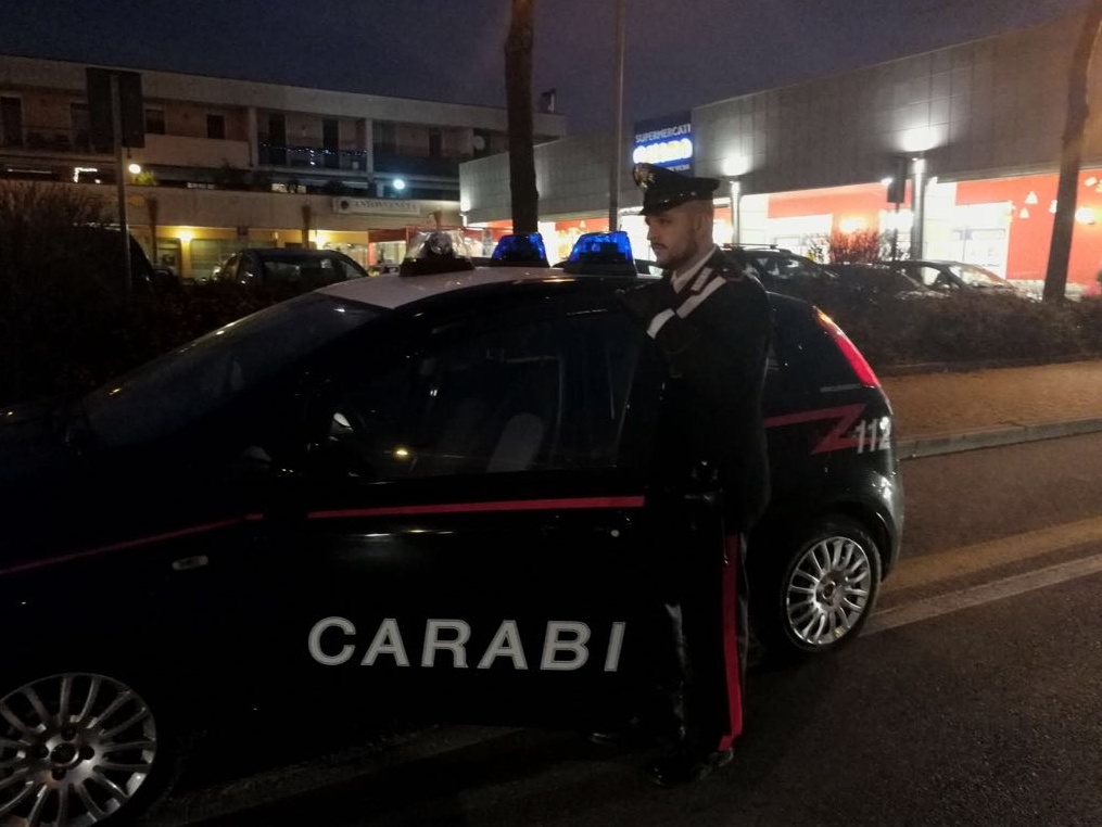 Spezza un dito al negoziante per rubare cioccolatini
