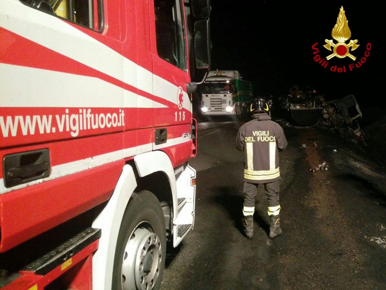 Tir carico di tacchini distrutto dalle fiamme