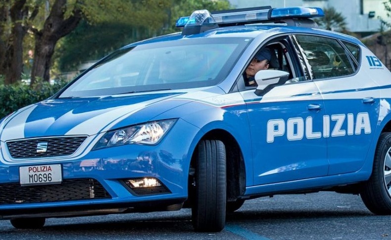Ubriachi spintonano e buttano a terra due poliziotti